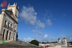Foto da Igreja Matriz de Nossa Senhora da Conceição em perspectiva, mostrando casas ao redor