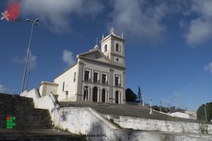 Foto da Igreja Matriz de Nossa Senhora da Conceição vista de longe, mostrando a escadaria para chegar nela