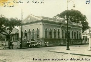 Foto antiga da Escola Modelo