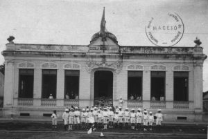 Foto antiga da escola Diegues Júnior