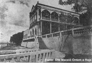 Foto antiga do antigo Colégio Guido de Fontgalland de lado, visto de longe