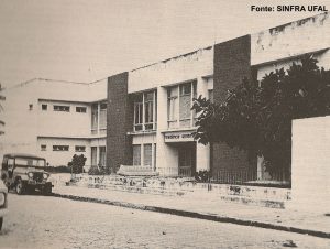 Foto antiga da Residência Universitária vista do ângulo direito, de perto