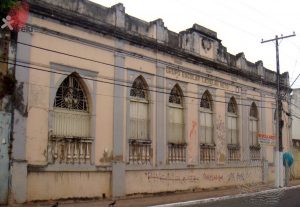 Foto atual do antigo Grupo Escolar Ladislau Neto visto do ângulo esquerdo