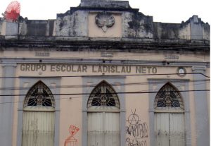 Foto atual do antigo Grupo Escolar Ladislau Neto visto de frente