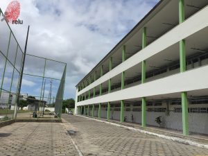 Foto recente do IFAL visto de dentro, entre o prédio e a quadra