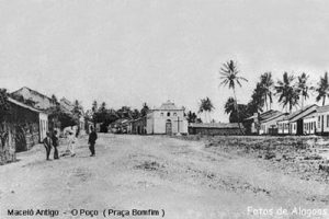 Foto antiga da Igreja do Nosso Senhor do Bonfim vista de frente, de longe