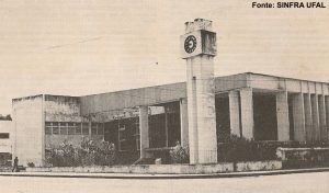 Foto antiga da Residência Universitária vista do ângulo direito, de longe, mostrando relógio