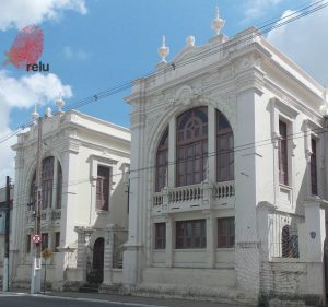 Foto recente da Antiga Faculdade de Comércio vista do ângulo direito