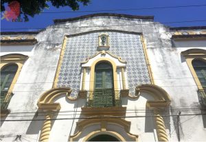 Foto recente do Centro de Ciências Biológicas visto de frente, bem perto