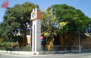Foto mostrando relógio da Residência Universitária
