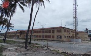 Foto recente da Escola de Aprendiz Marinheiros vista do ângulo direito