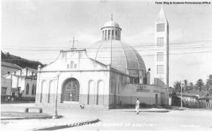 Foto antiga da Igreja do Nosso Senhor do Bonfim vista do ângulo direito