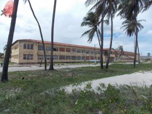 Foto recente da Escola de Aprendiz Marinheiros vista do ângulo esquerdo