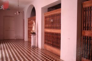 Foto recente da escola Bom Conselho vista de dentro, mostrando um corredor