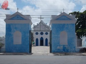 Foto antiga da Capela do Cemitério Nossa Senhora da Piedade vista pela entrada do cemitério