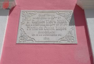 Foto da placa de inauguração da escola