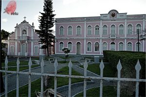 Capela do Bom Conselho vista por trás das grades
