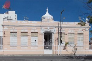 Foto recente da Escola Diegues Júnior vista de frente