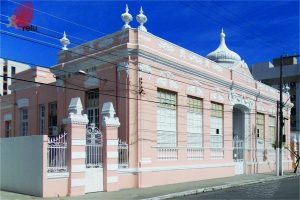 Foto recente da Escola Diegues Júnior vista do ângulo esquerdo
