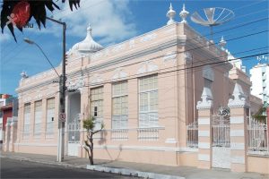 Foto recente da Escola Diegues Júnior vista do ângulo direito